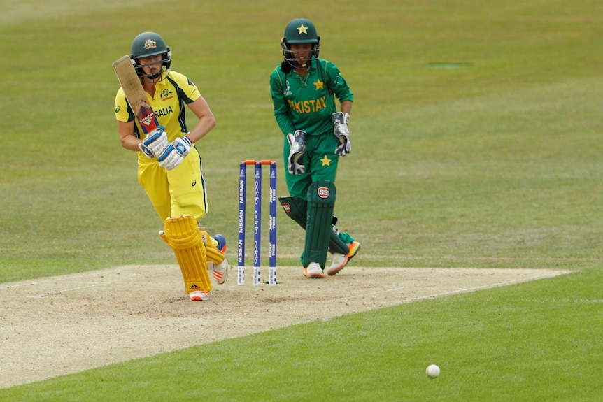 Elysse Perry bats against Pakistan in Women's Cricket World Cup