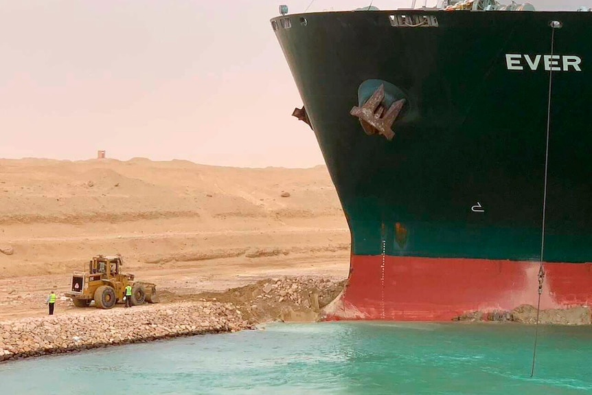 Ever Green, est assis avec son arc coincé dans le mur du canal de Suez.