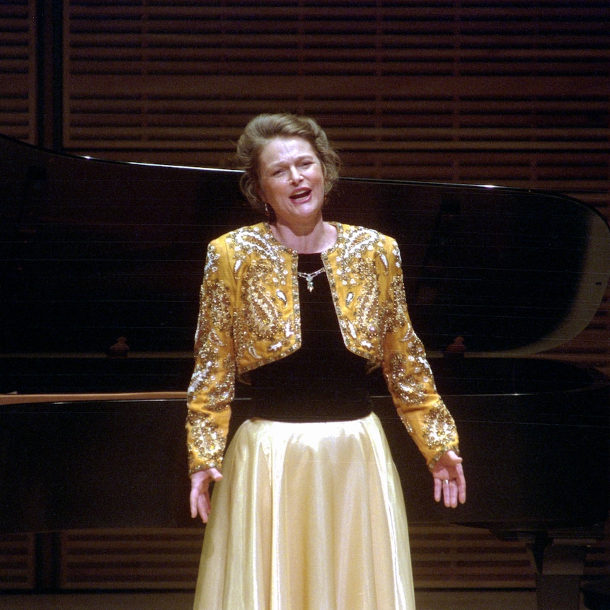 Lorraine Hunt Lieberson stands singing in front of a grand piano