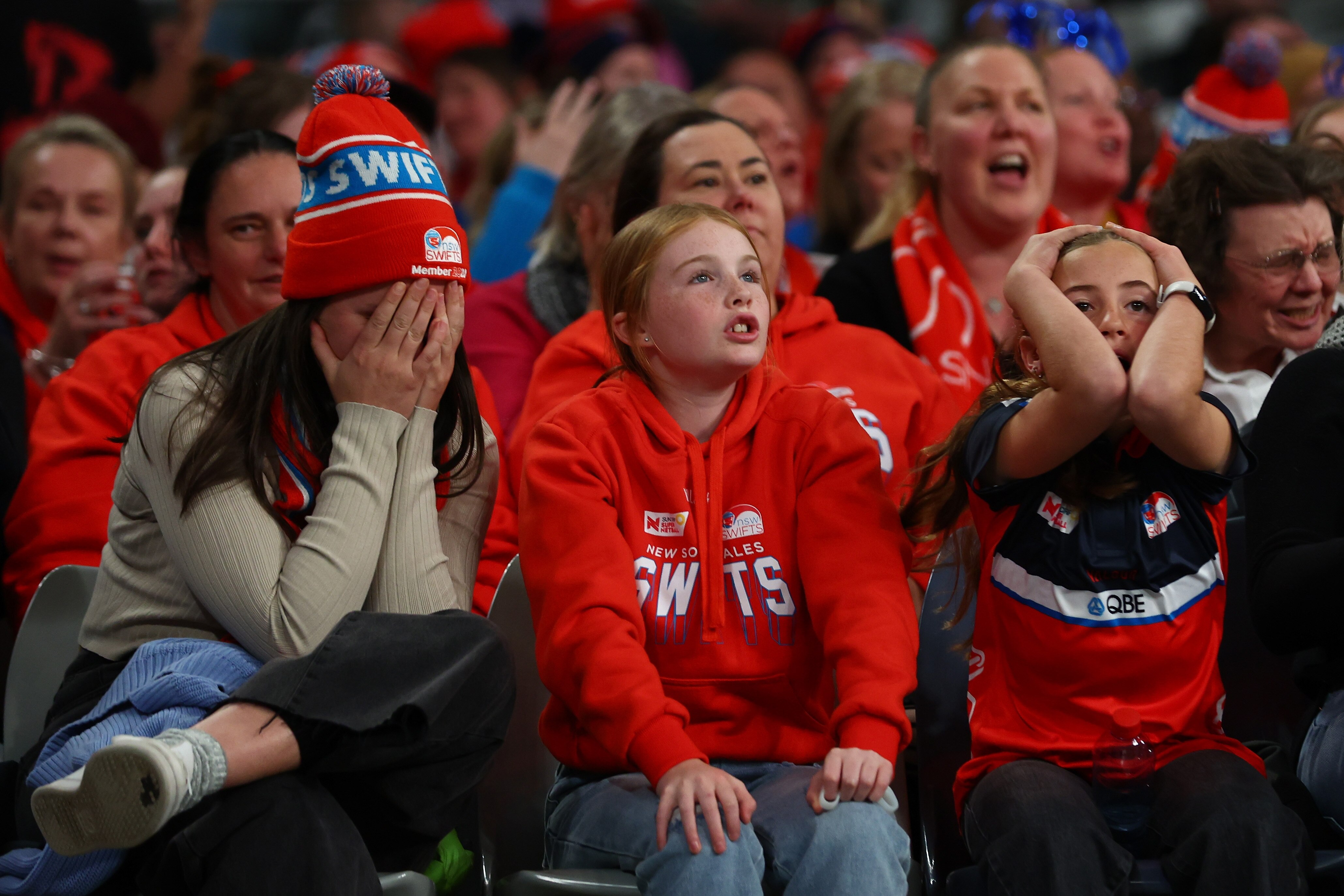 Fanáticos de Swifts pero su cabeza en sus manos