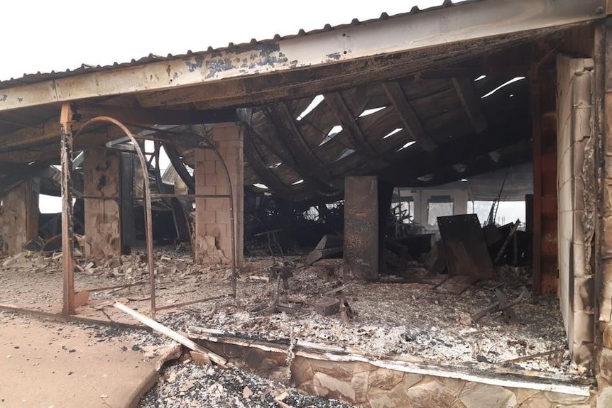 Un bâtiment entièrement détruit par un incendie