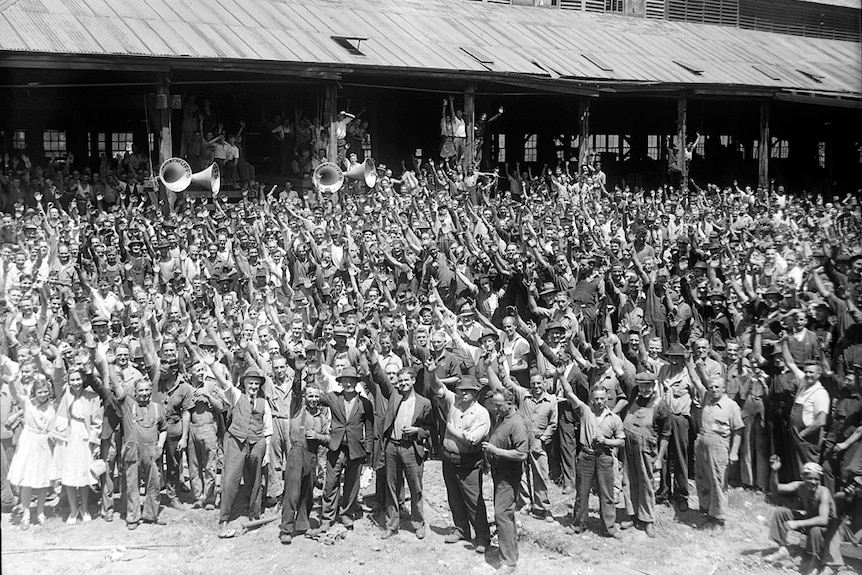 Crowd of workers vote in 1934