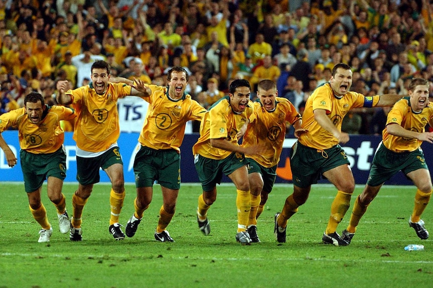 Socceroos players celebrate their win over Uruguay to qualify for the 2006 World Cup