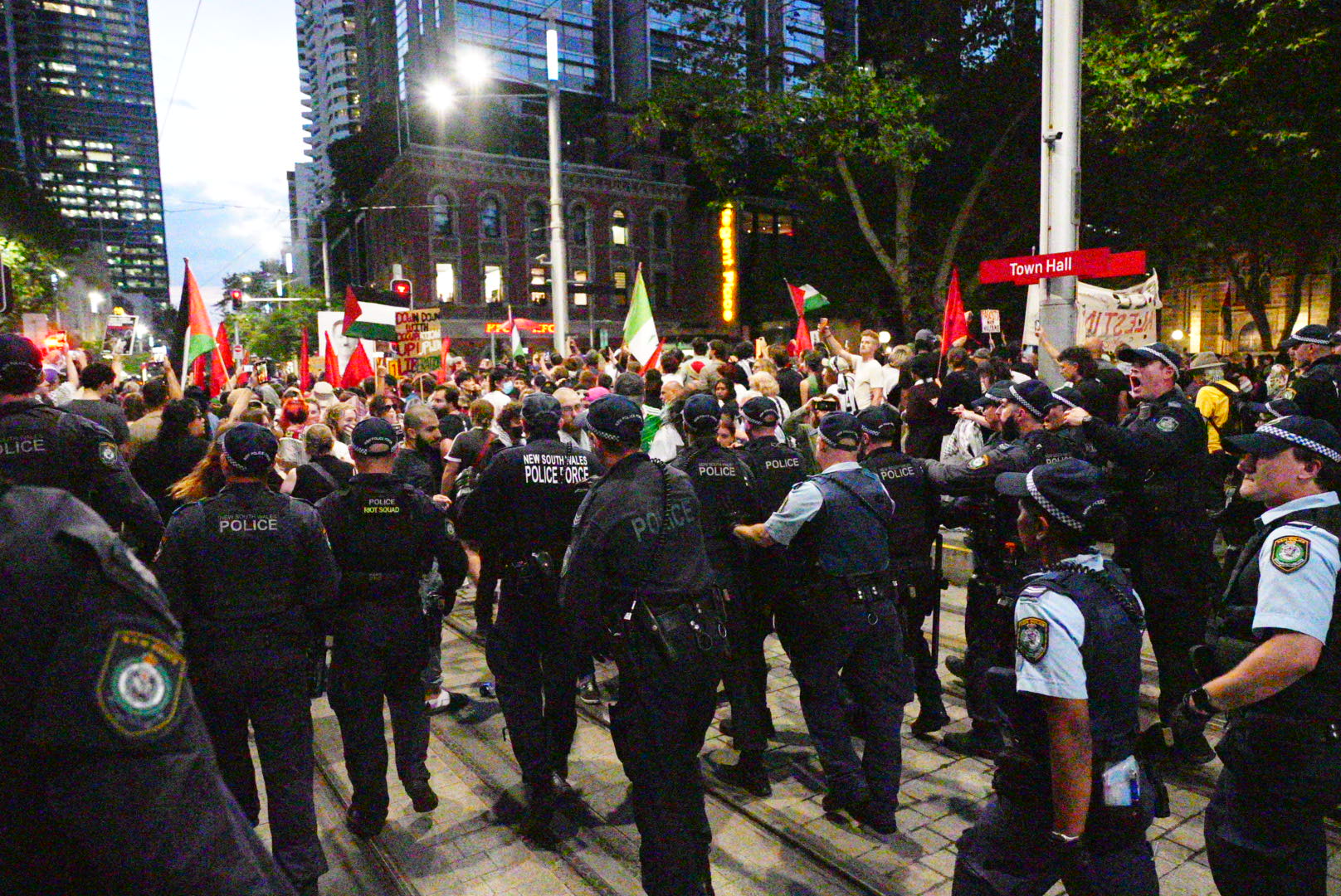 La policía hace retroceder a una multitud en una protesta en Sydney