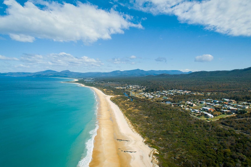 Beaumaris Beach on the idyllic Tasmanian coastline