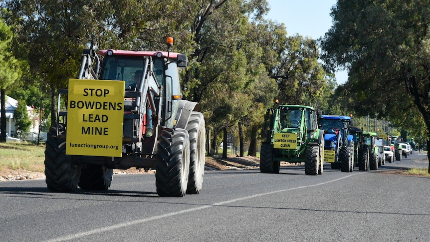 tractors drive along streets of mudgee in protest of mine