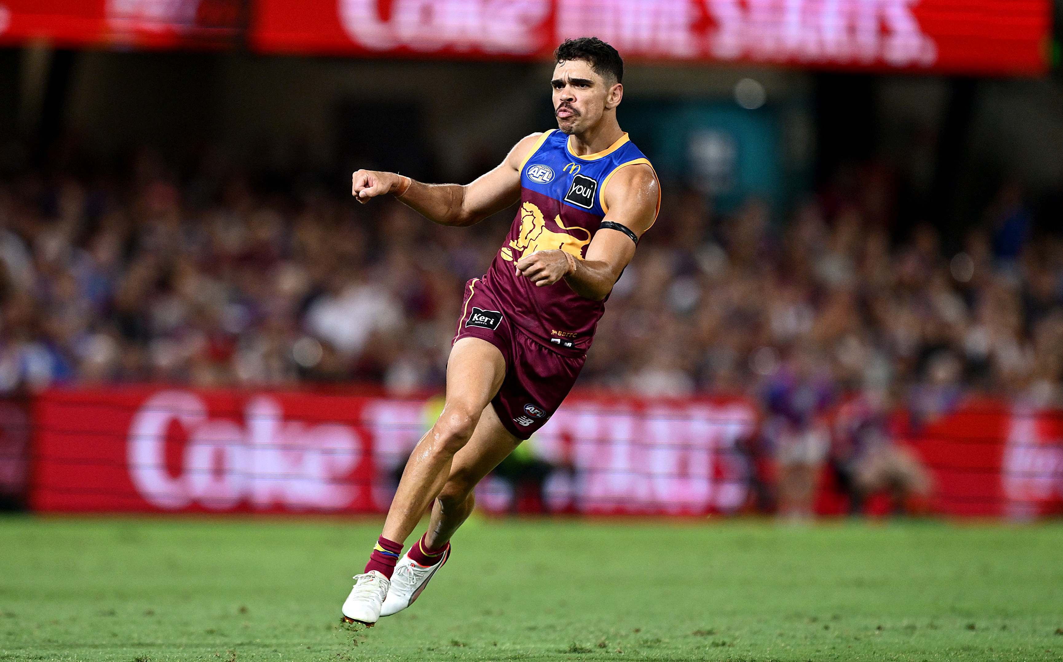 Live: Giants, Hawks clash in Sydney before premiers open campaign in Brisbane