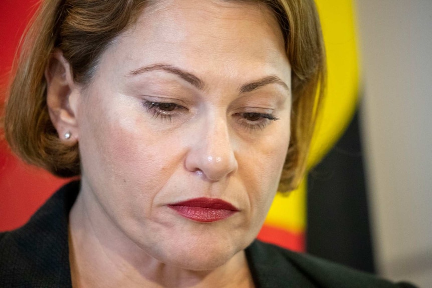 Le vice-premier ministre et trésorier du Queensland, Jackie Trad, baisse les yeux lors d'une conférence de presse.