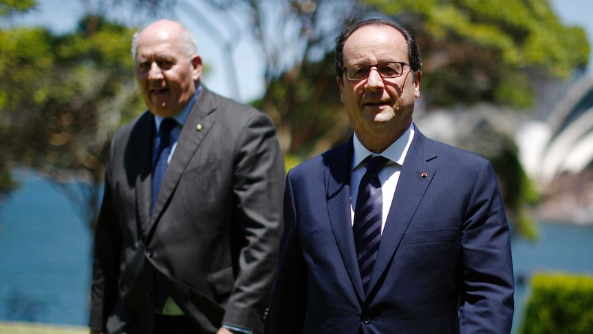 French president Francois Hollande (C) with Governor-General Peter Cosgrove.