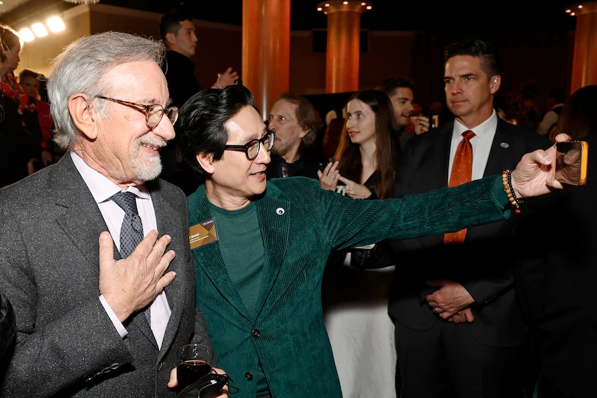 Steven Spielberg and Ke Huy Quan take a selfie together. 