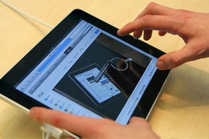A customer uses the iPad (Reuters/Robert Galbraith)