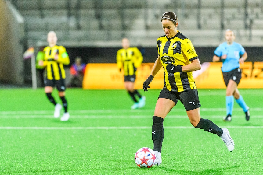 Aivi Luik runs with the ball