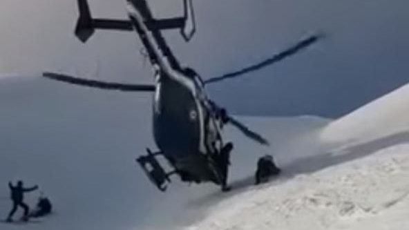 Video shows dramatic helicopter rescue of injured skier in France