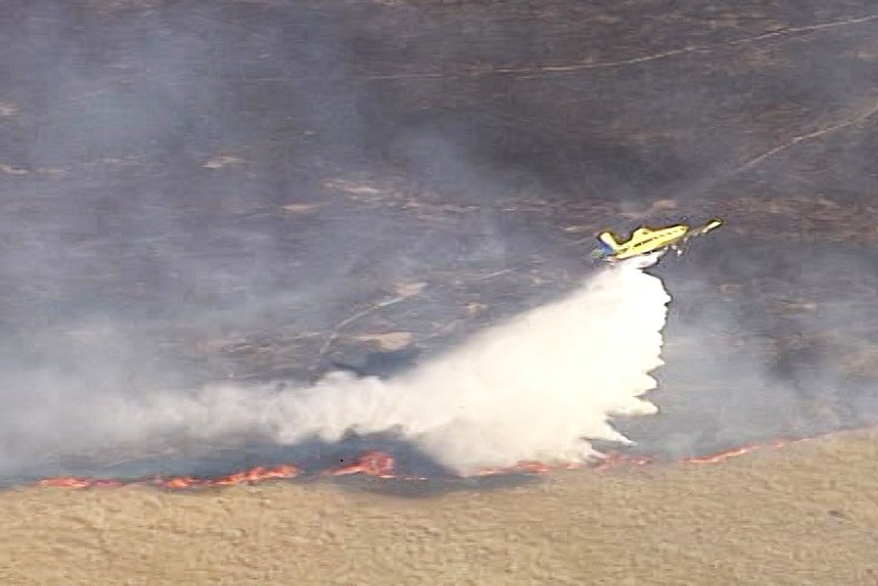 Un idrovolante bombarda un incendio a Frazerview, a ovest di Kalbar, ai margini del pittoresco Queensland
