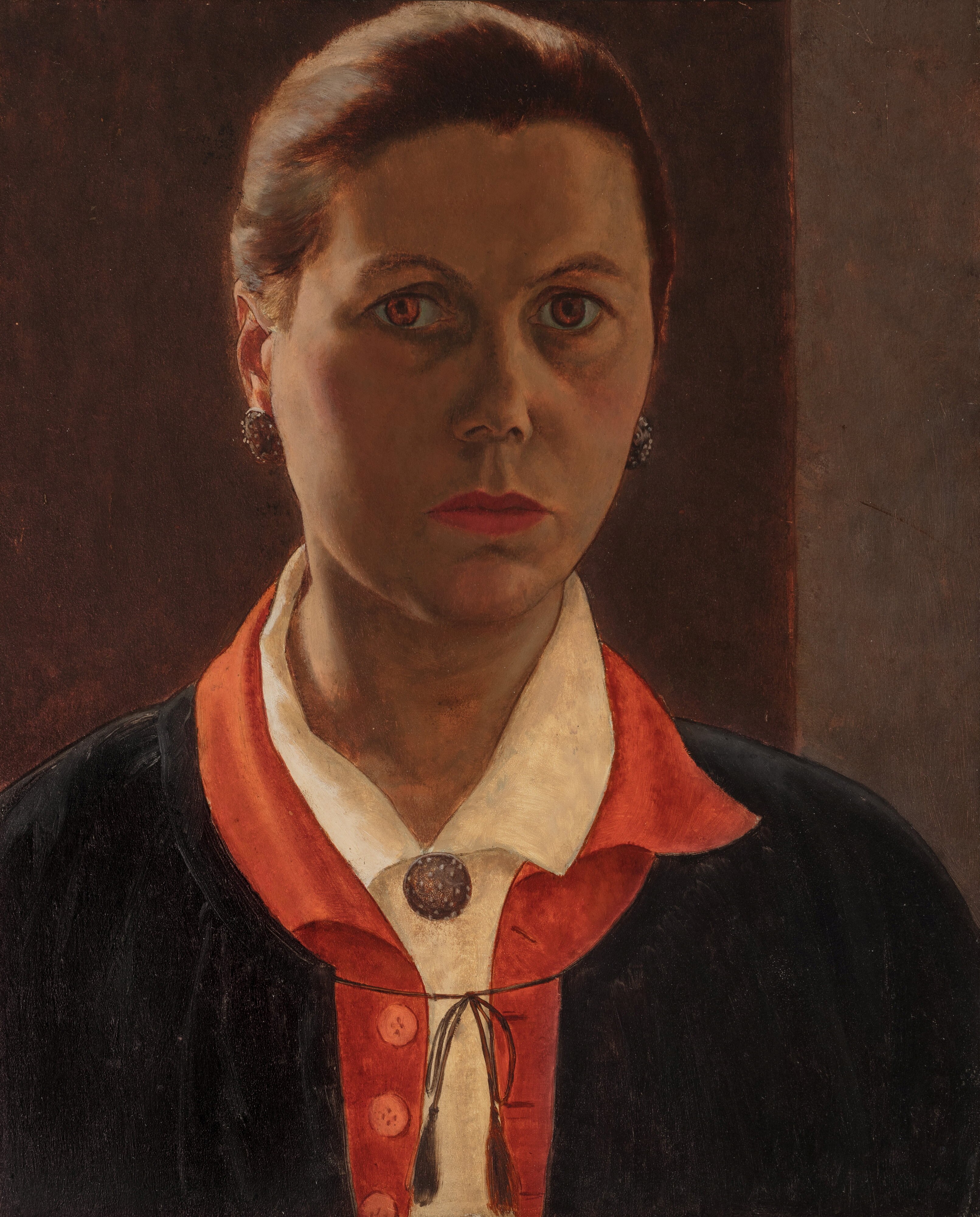 Um autorretrato de Stella Bowen na casa dos 30 anos em 1928, com uma expressão sombria, o rosto na sombra, vestindo um avental de artista.