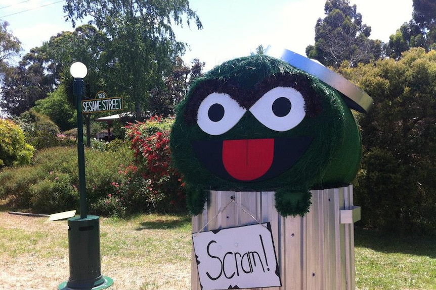 A hay bale sculpture of Oscar the Grouch