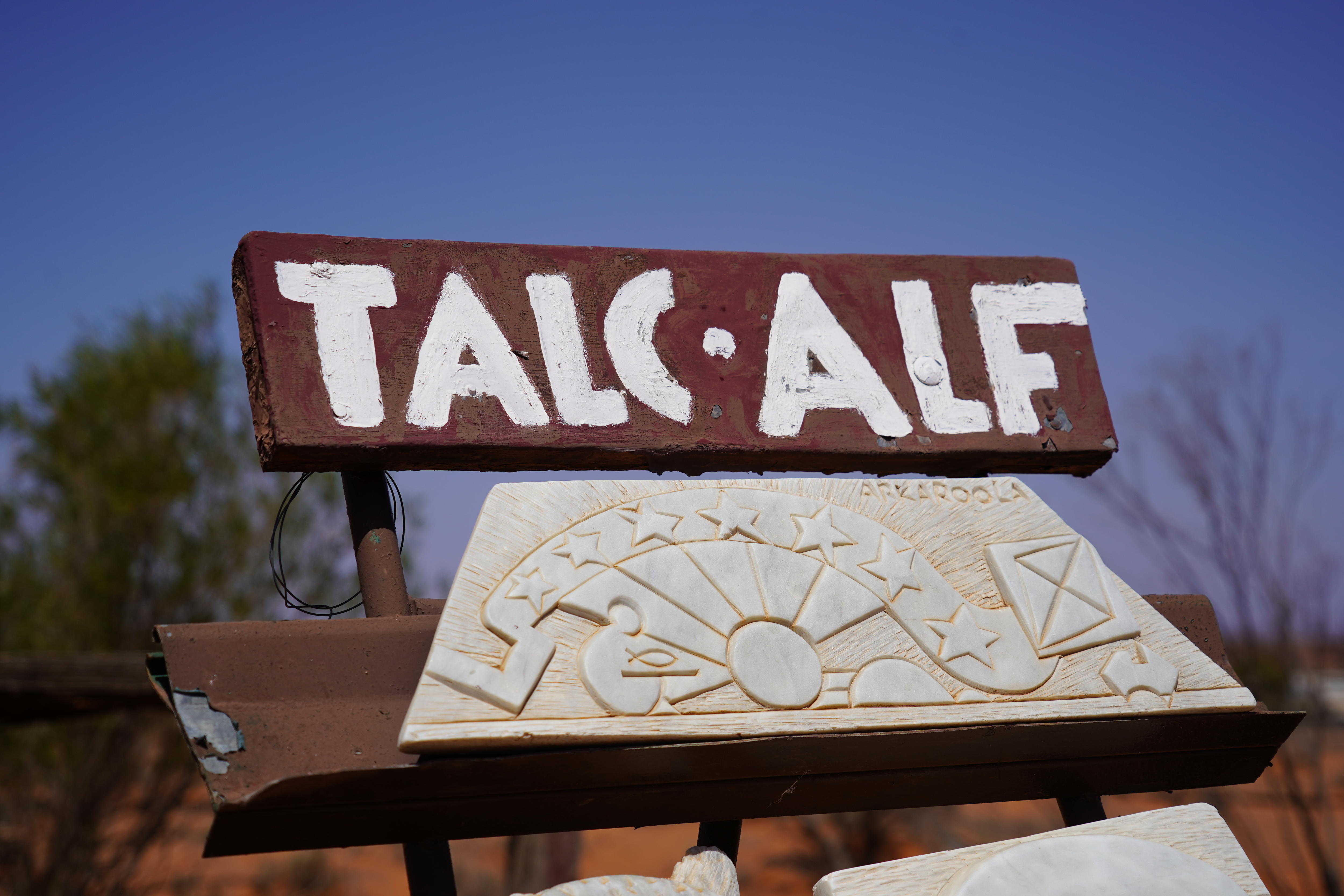 Un letrero de metal que dice 