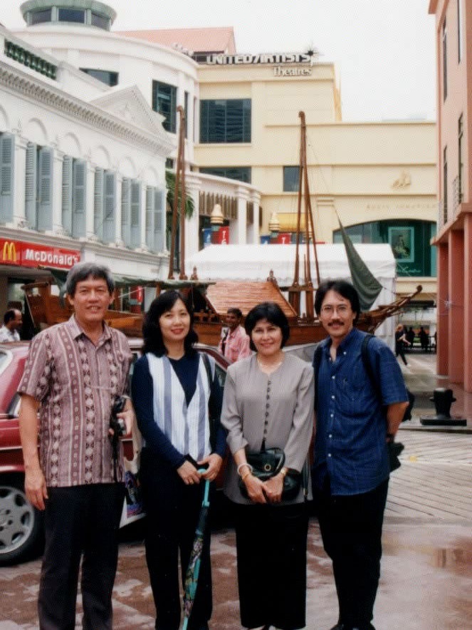 Arief Budiman (kiri) dan Leila Chairani (dua dari kanan) mengunjungi Ariel dan Yanti di Singapura di tahun 1997.