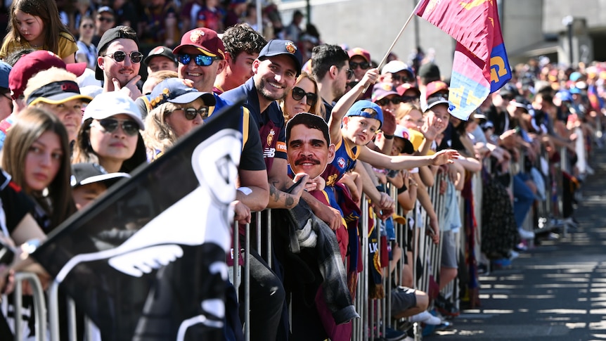 A shot of crowds enjoying the 2023 AFL grand final parade in Melbourne.