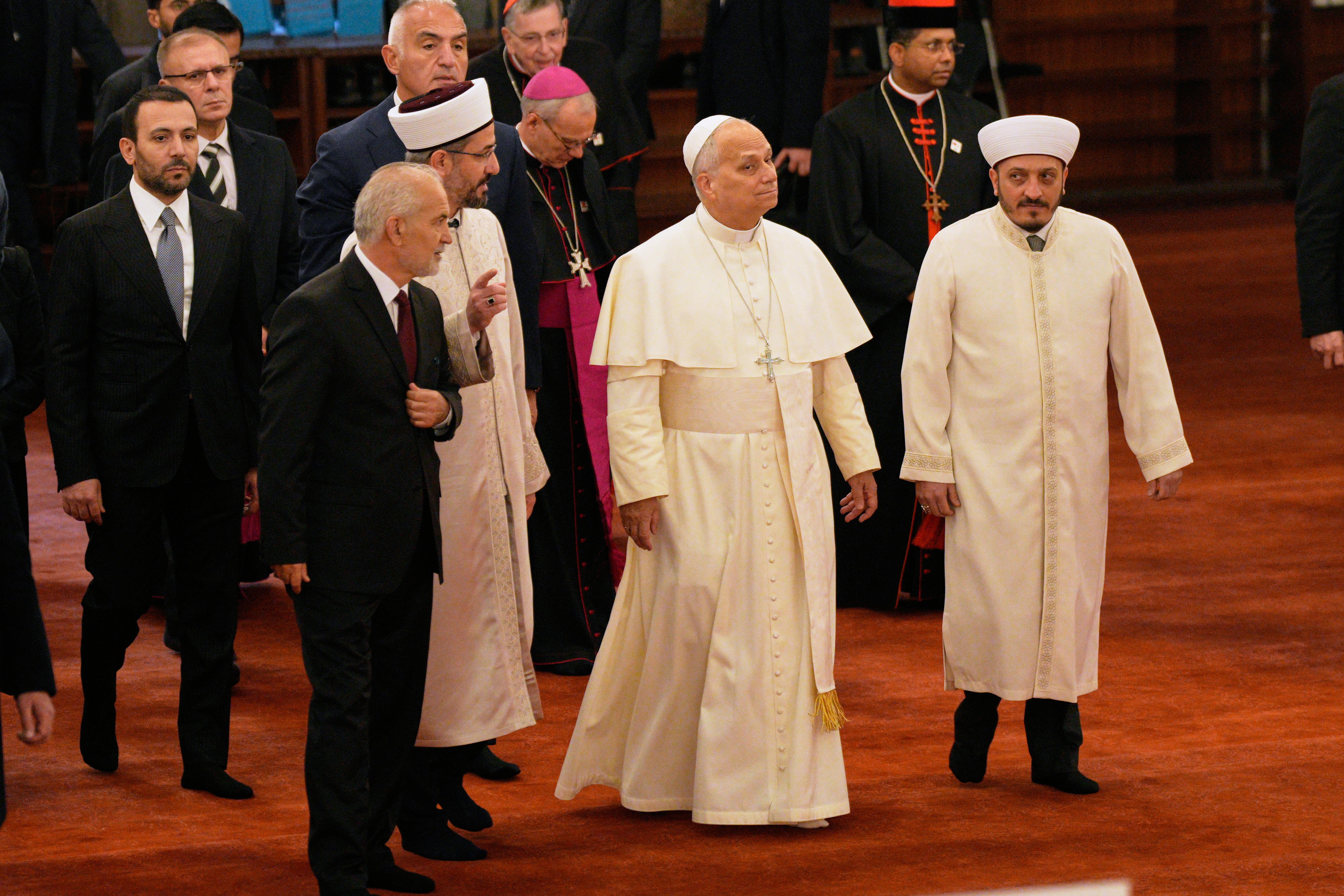 El Papa León camina por una mezquita sin zapatos y con una túnica blanca.