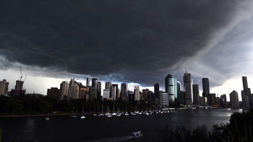 Thunderstorm approaches Brisbane