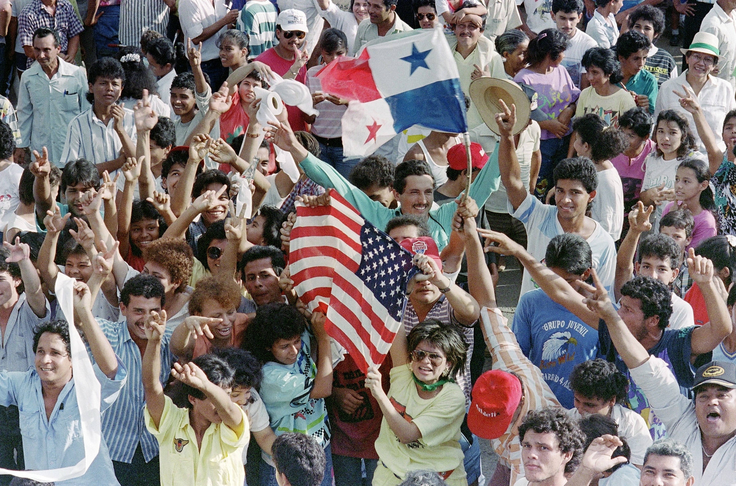 Os manifestantes agitam bandeiras panamenhas e americanas. 