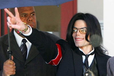 Michael Jackson acknowledges fans outside court
