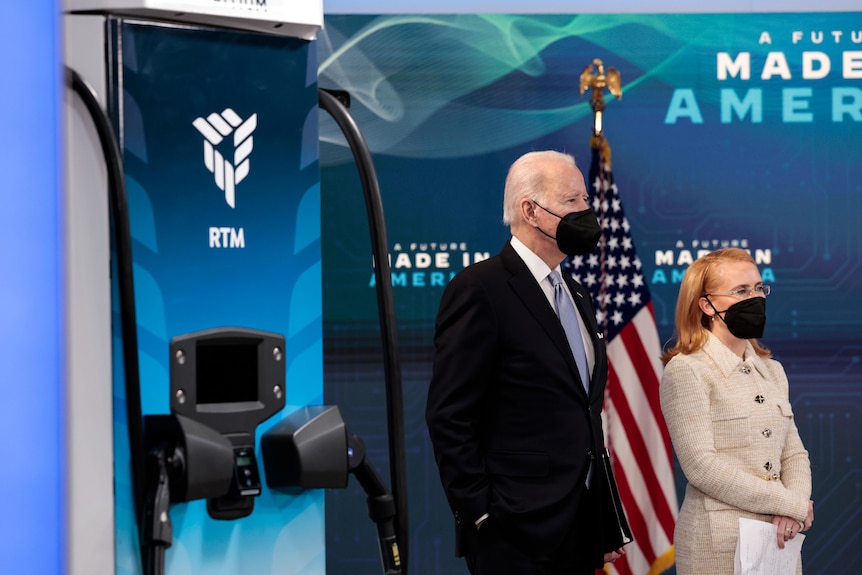 Le président Joe Biden et la PDG de Tritium, Jane Hunter, à côté d'un chargeur de véhicule électrique Tritium