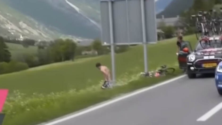 Giro d'Italia: Tom Dumoulin's emergency toilet break cuts his lead as  Movistar slammed for sprinting away - ABC News