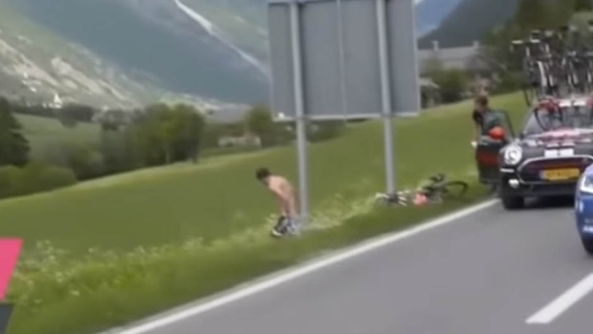 Giro d'Italia: Tom Dumoulin's emergency toilet break cuts his lead as  Movistar slammed for sprinting away - ABC News
