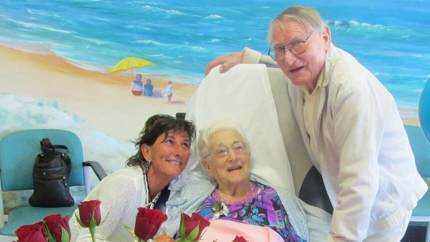 Suzanne dipotret bersama orang tuanya di Coffs Harbour sebelum mereka meninggal dunia tahun 2015.