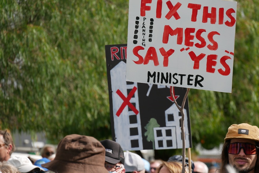 A sign that says Fix this mess, Say yes minister