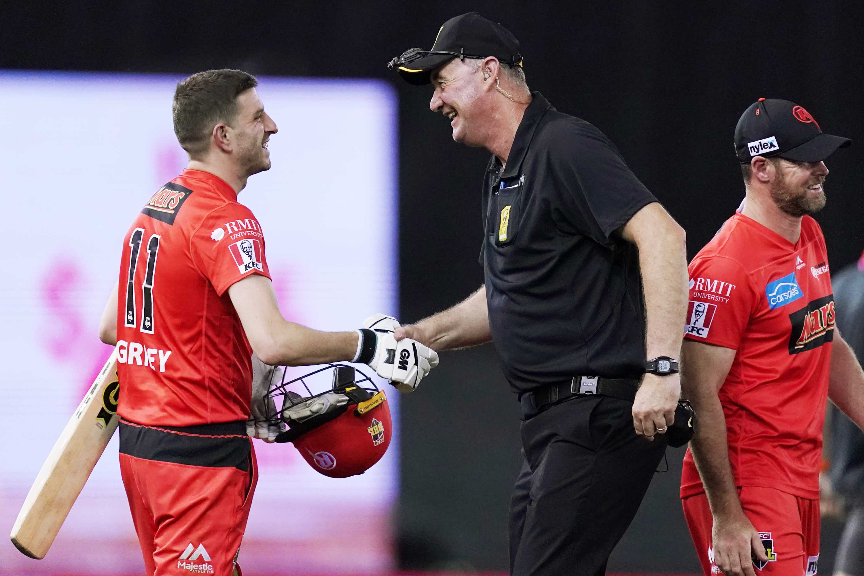 Big Bash umpire Greg Davidson changes mind midway through LBW call in ...