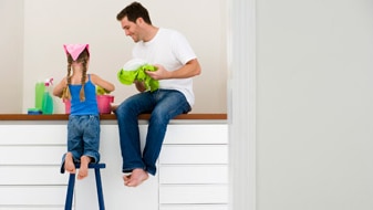 Father and daughter washing dishes (Thinkstock:  Polka Dot)