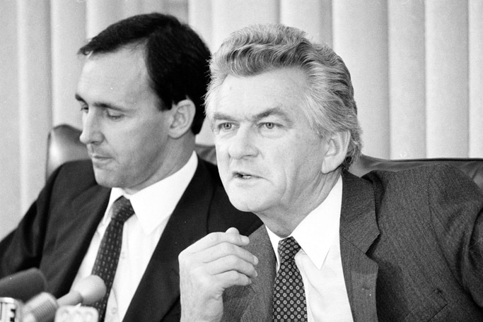 黑白照，身穿西装的两名欧裔中年男子——前国库部长保罗·基廷和前总理鲍勃·霍克。