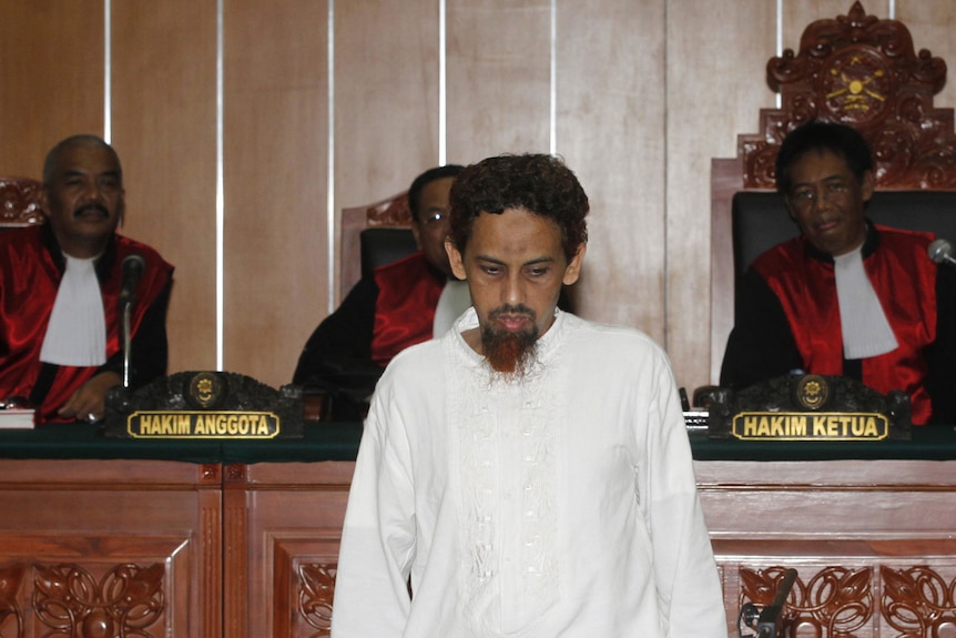 Umar Patek quitte un tribunal de l'ouest de Jakarta après avoir été reconnu coupable et condamné à 20 ans de prison le 21 juin 2012.