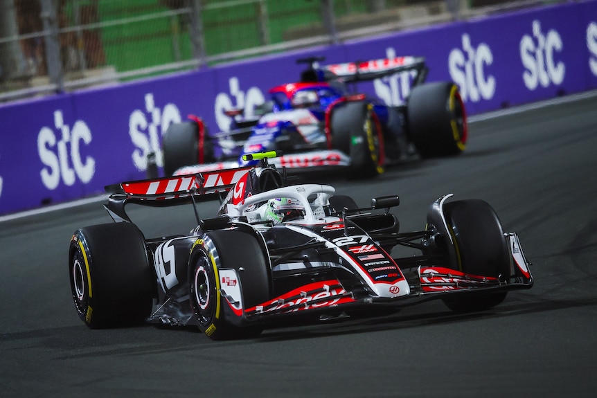 沙特阿拉伯 F1 大奖赛期间，一辆法拉利在赛道上。 