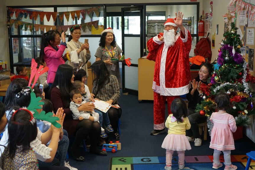 在墨尔本东南区克莱顿社区中心，圣诞亲子聚会上很多华裔祖父母跟着自己的孩子及孙子、孙女参加这个有圣诞老人出席的活动。