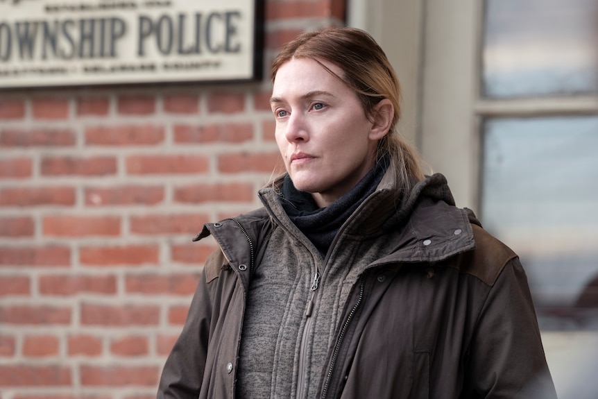 凯特温斯莱特在电视剧《东城母马》中饰演站在警察局外的疲惫侦探