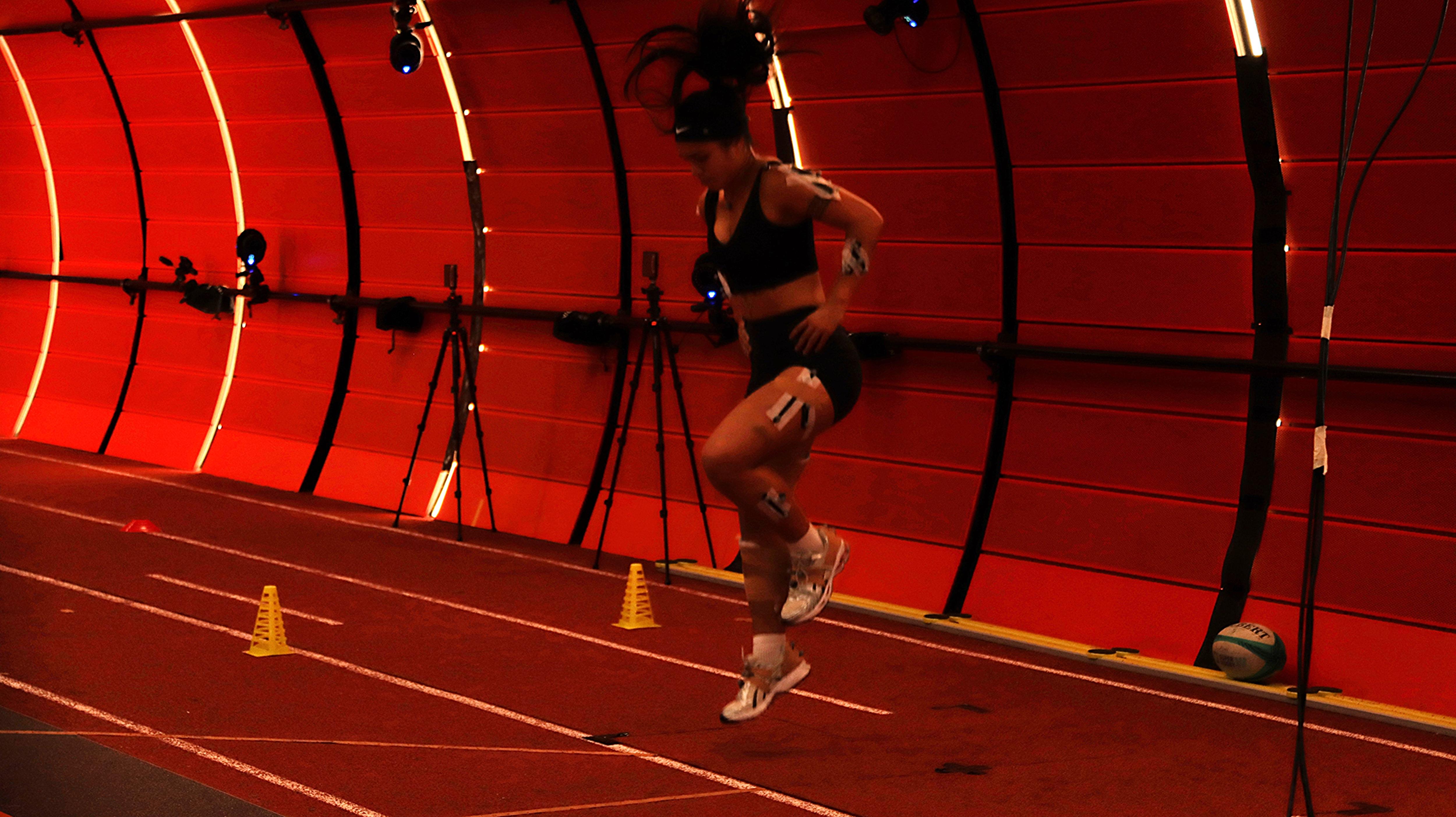 Un jugador de rugby realiza un potente salto con una sola pierna.