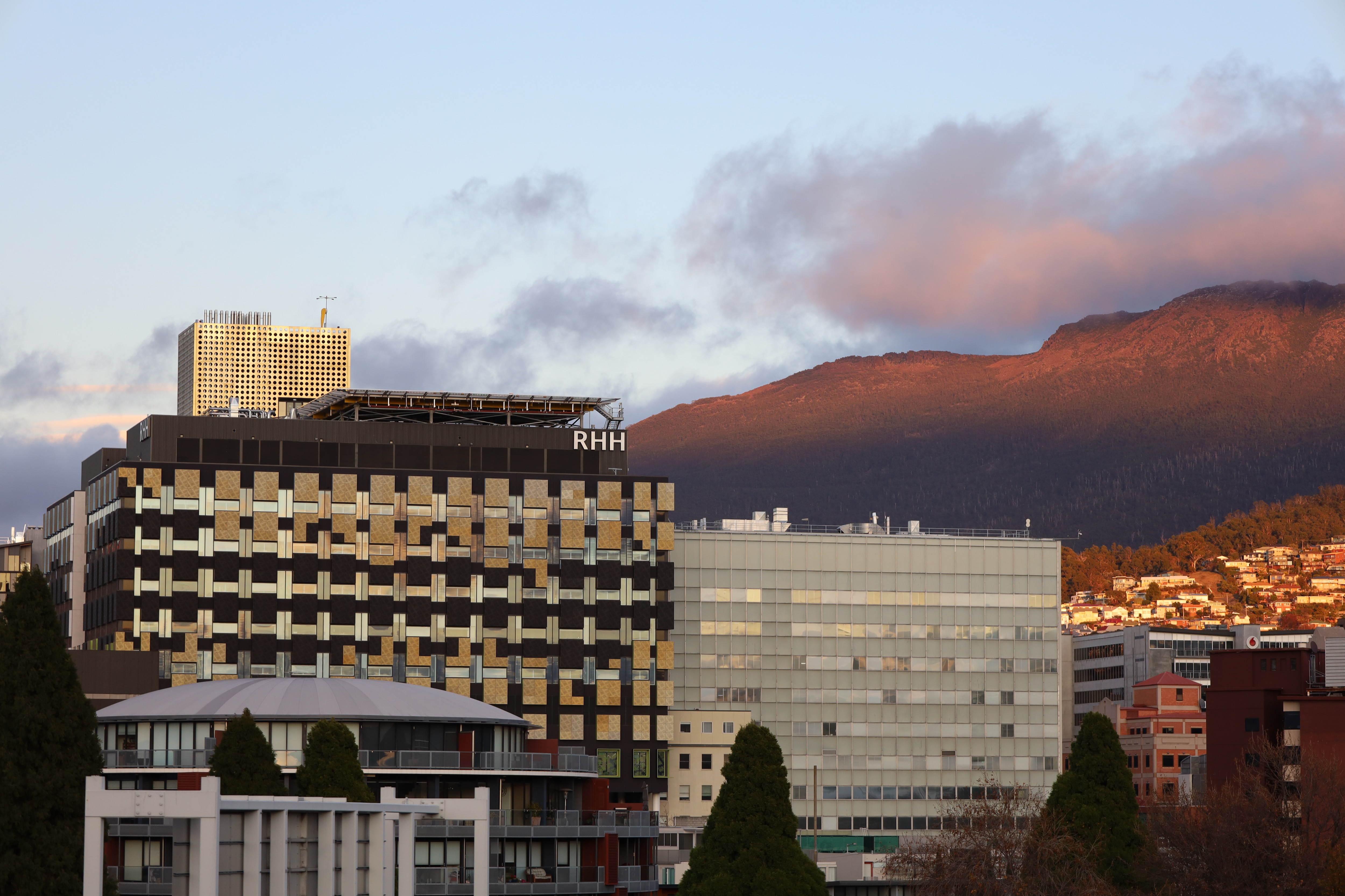 Dos edificios del Royal Hobart Hospital con Kunanyi/Mount Wellington al fondo