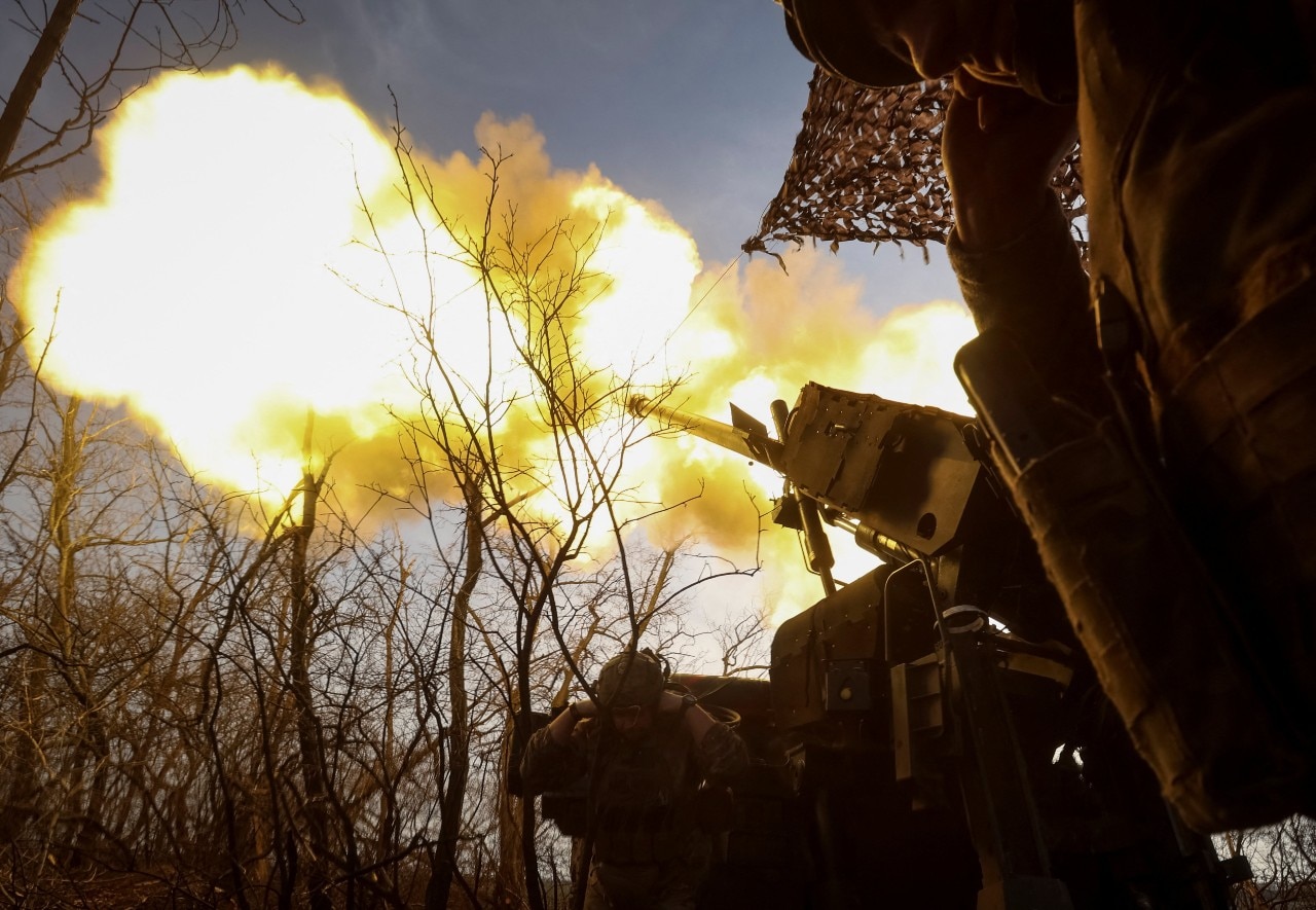 A large amount of fire can be seen blasting from the end of a piece of Ukrainian artillery