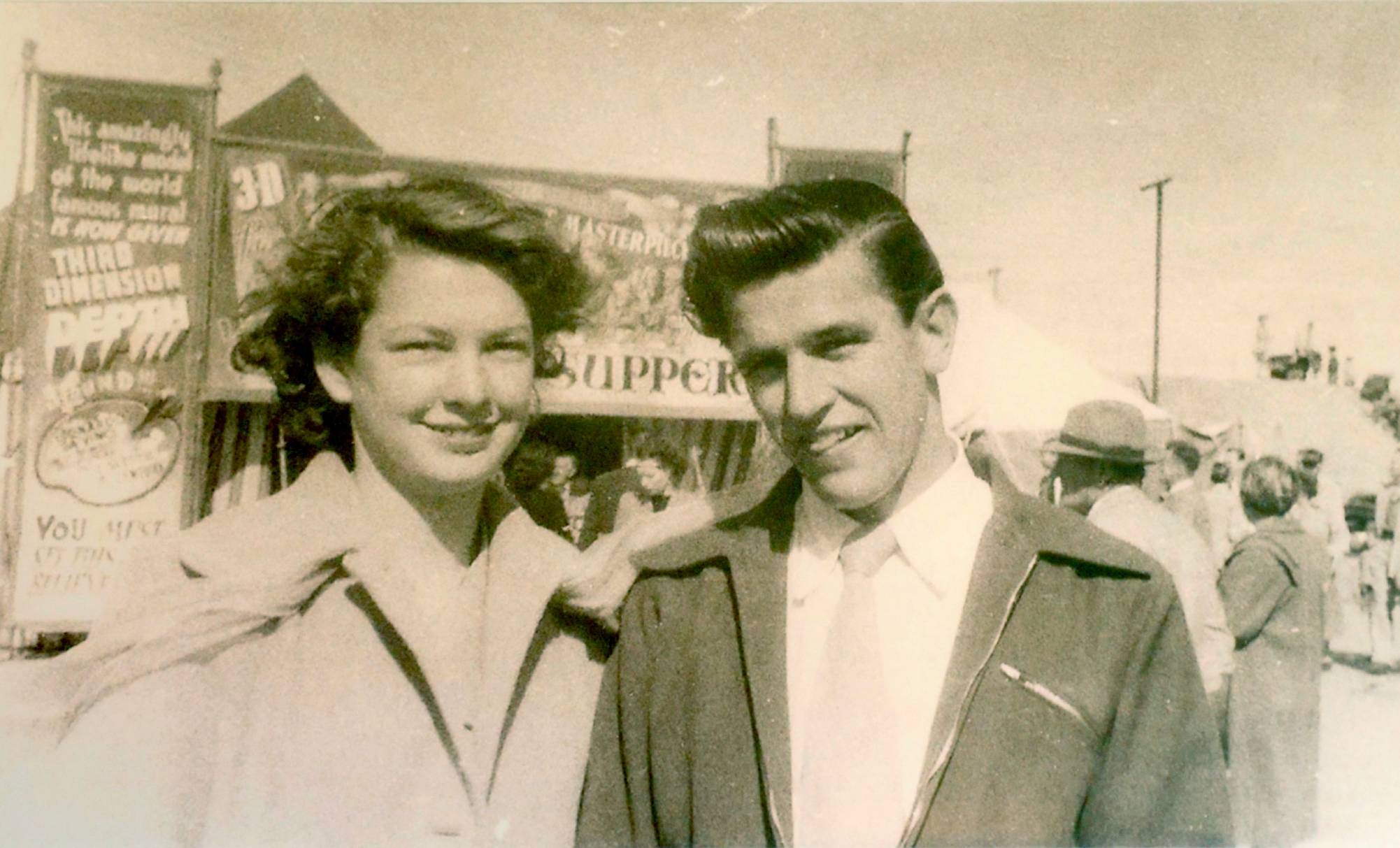 Una imagen en sepia de dos jóvenes. 