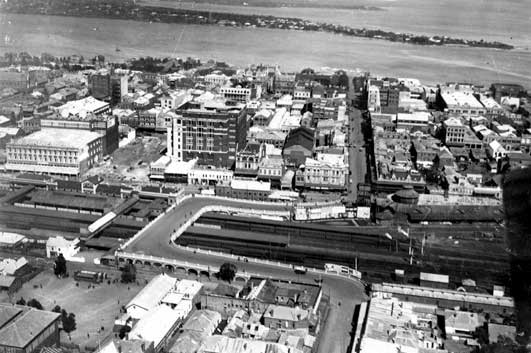 Aerial view of Perth featuring the Horseshoe Bridge in 1922.