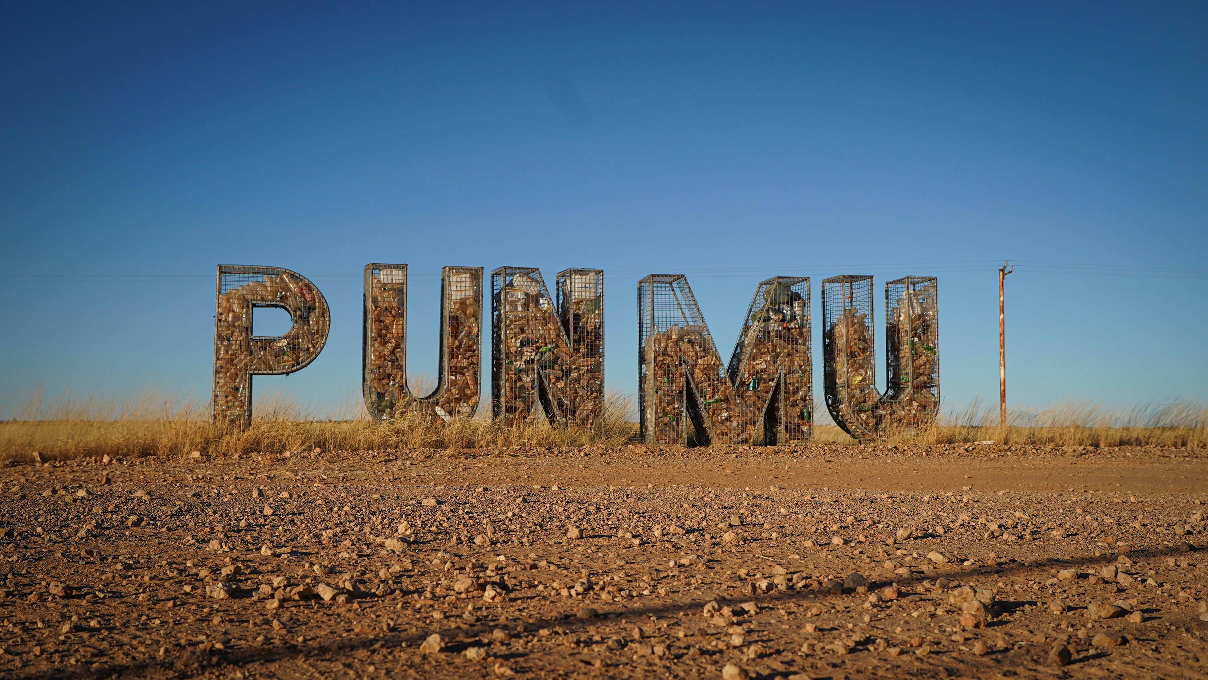 Niños, adultos y perros pasan el día en una comunidad remota del interior.