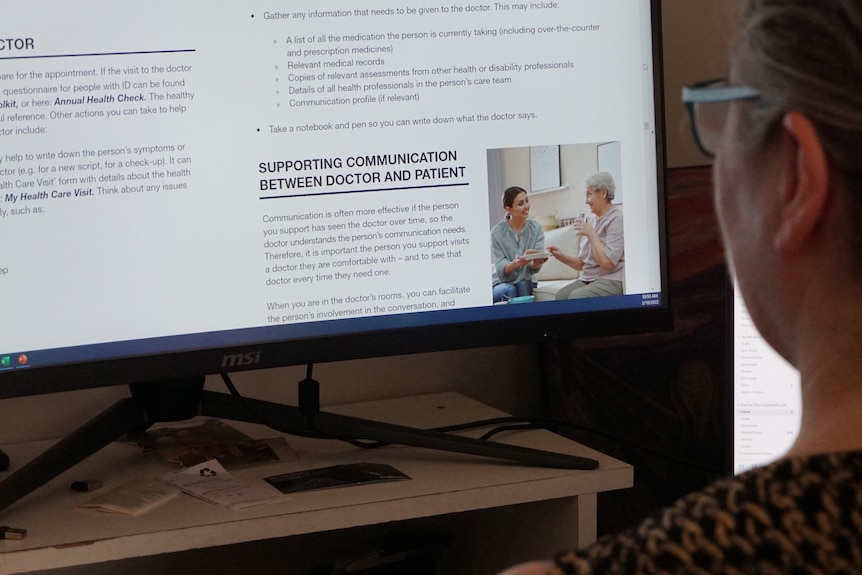 A woman reading a web page about doctor and patient communication. 