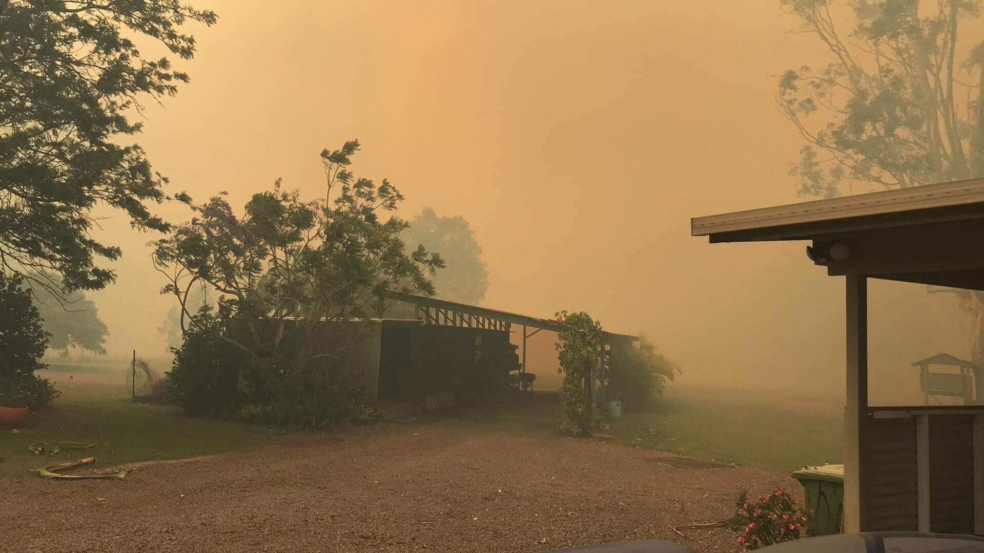 Queensland fires force thousands of residents to evacuate near