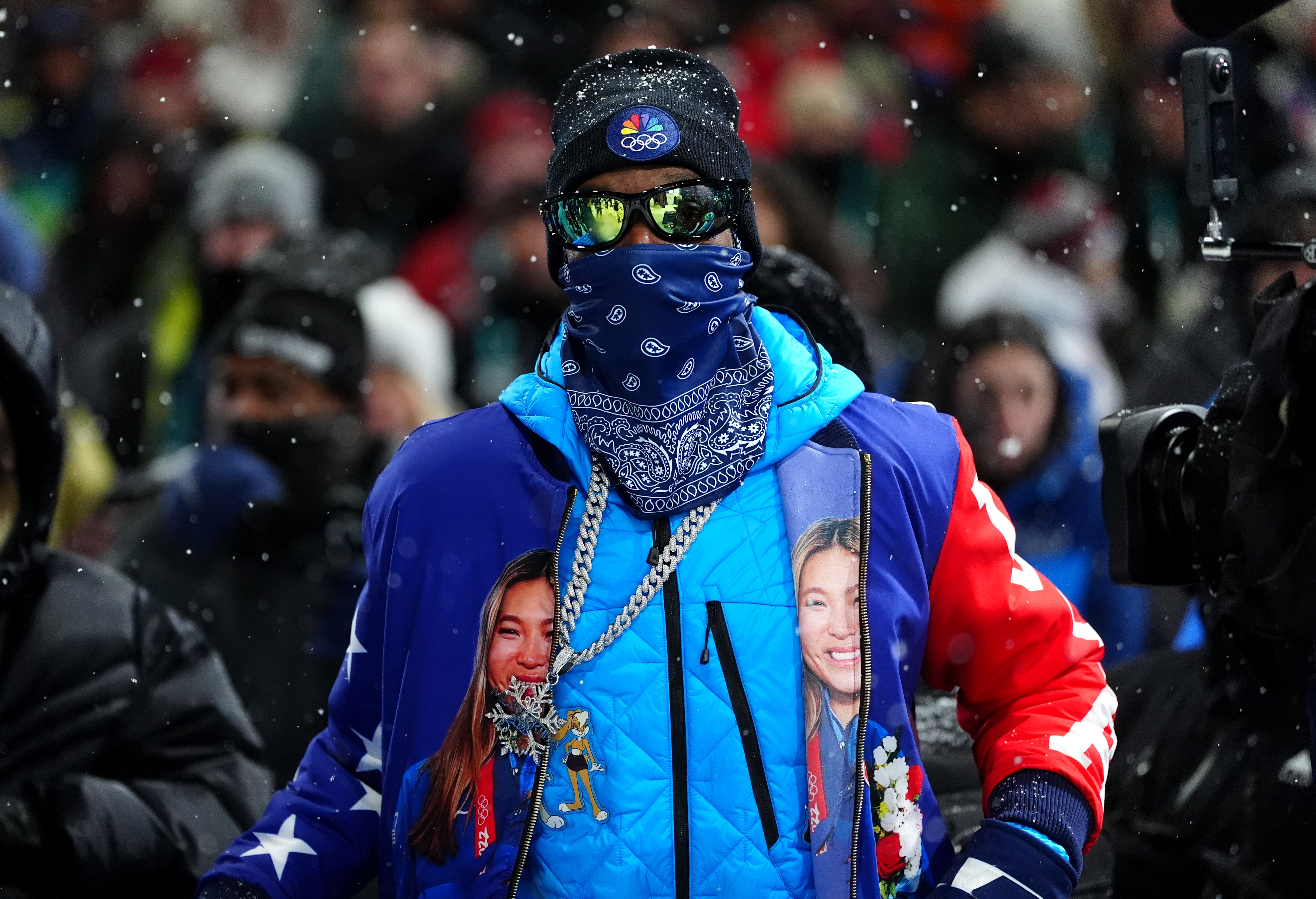 Snoop Dogg no meio da multidão durante o Half Pipe Feminino vestindo roupas completas de inverno