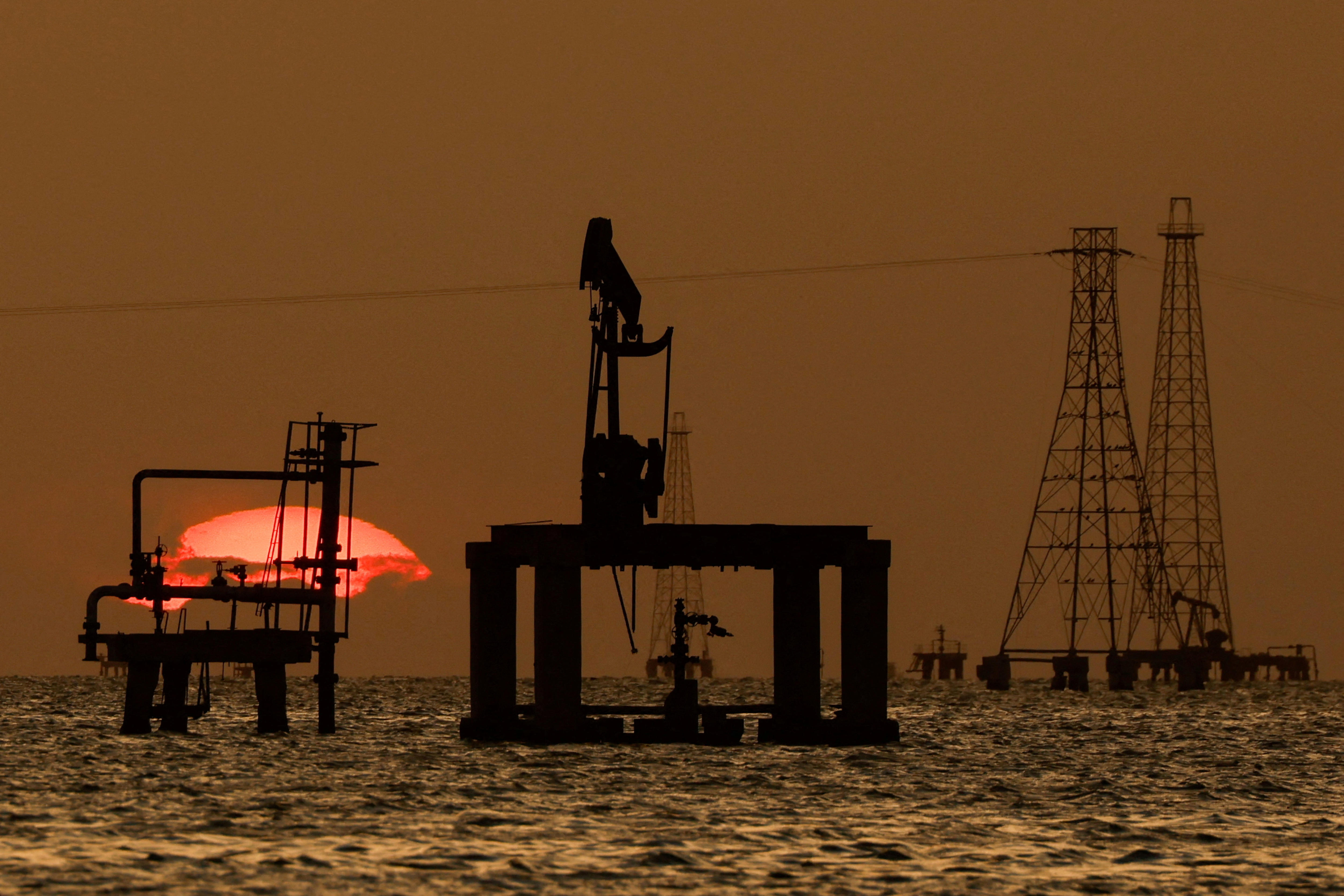 How will Trump's oil deal with Venezuela work?