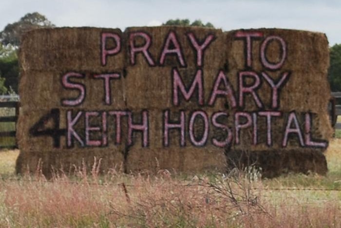 Balles de foin avec les mots PRAY TO ST MARY 4 KEITH HOSPITAL